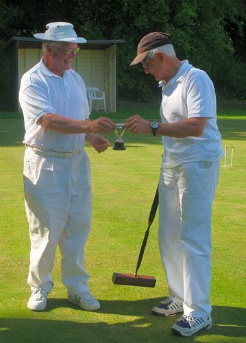2008 final 003.jpg - John L (referee) presenting the trophy to the winner Peter D